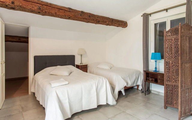 Tranquil holiday home in Cébazan with private pool