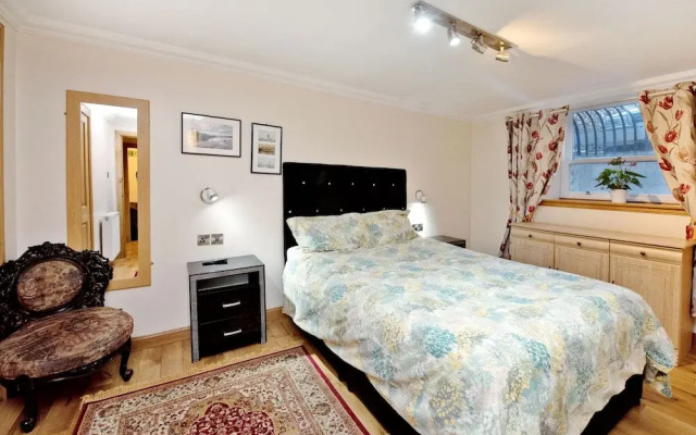 Grand Mansion, 9 Beds, Sleeps 17, Parking - Groups