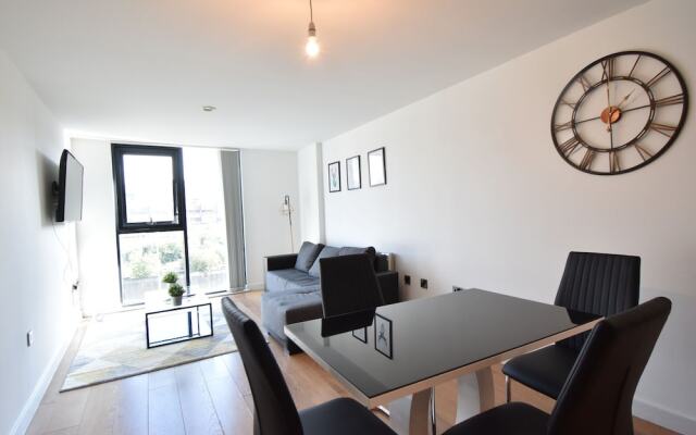 Contemporary Apartment in Sheffield near River