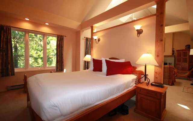Spinnakers Brewpub & Guesthouses