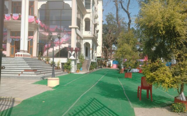 Greater Kailash The Palace By OYO Rooms