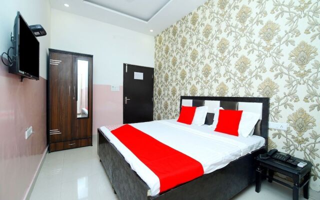Oyo 43846 Hotel R2d