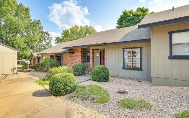 Bella Vista Townhome w/ Deck Near Back 40 Trail!