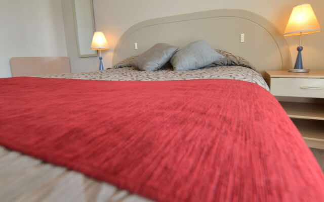 Brougham Heights Motel