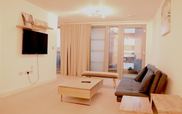 Modern 3 Bedroom Apartment Near City Airport