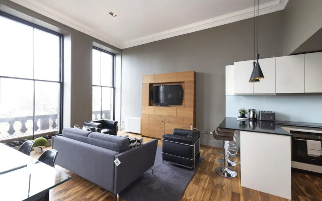 JOIVY Location, Location! North Bank Street Luxury Apt