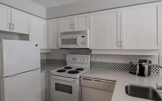 Alpenglow Lodge Family Studio with Murphy Bed by MVA