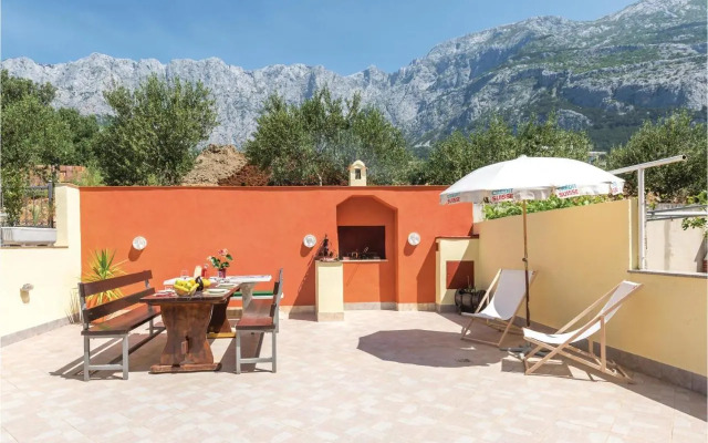 Two-Bedroom Apartment Makarska with Sea View 03