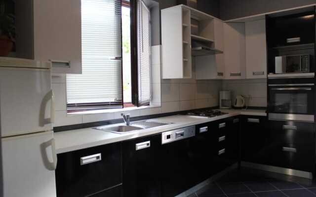 Schöne Ferienwohnung mit Terrasse, Roses