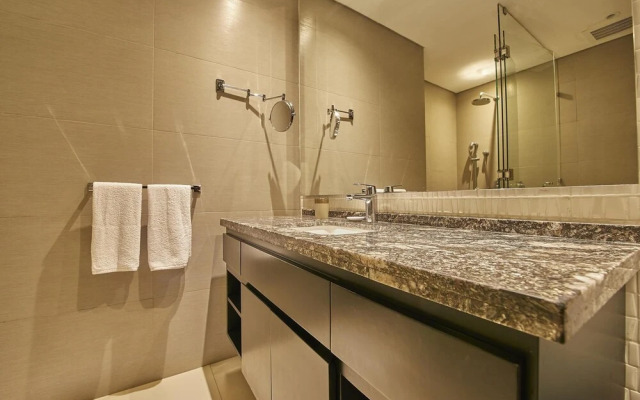 Stylish 1BR Apartment w Balcony Amazing View