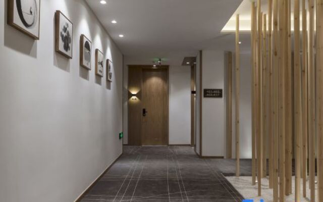 Xinyang Nanwan Lake Camellia Hotel