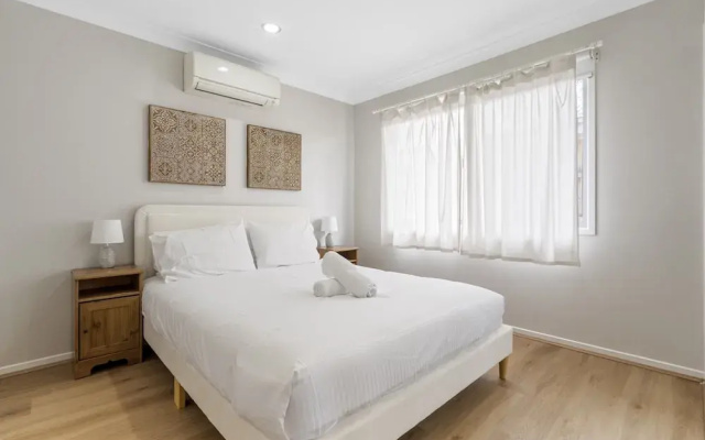 Spacious 4-bed House With Secure Parking