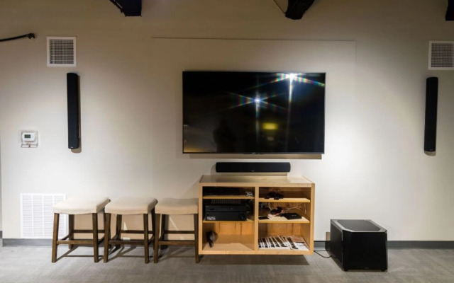 Vibrant Condo near Must-See Attractions