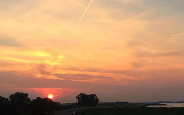 Nice Chalet with Fireplace near Oosterschelde