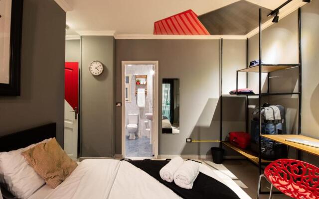 The Terminal 2 Stay - Steps From Nightlife and Airport