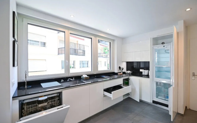 One & Only Lake View Apartment