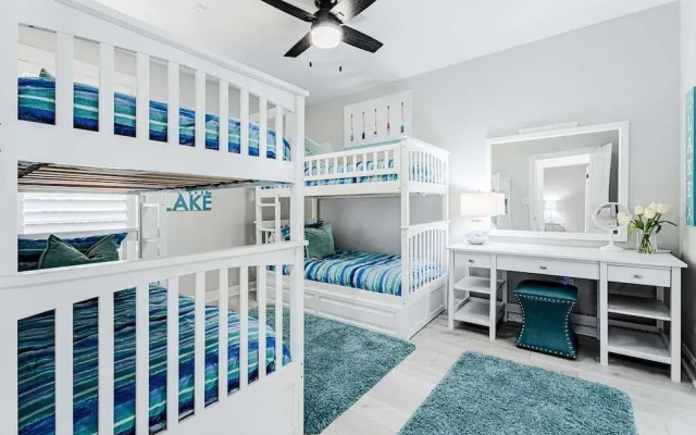 Luxury Waterfront Condo W/pool & Views!
