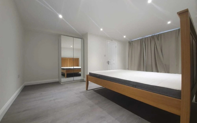 2 Bed Hollywood Movie Themed Apt