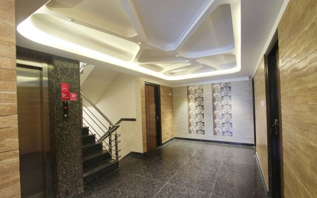 OYO 9605 Hotel Golden Inn