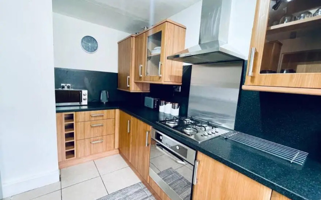 Mayfair Place - Cosy 3 Bedroom House with Free Parking