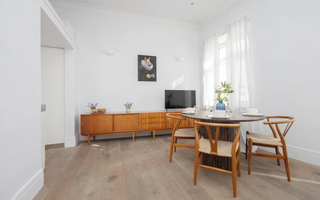 Bright Apartment for 4 by Renters