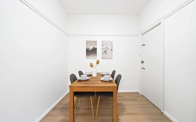 Burwood Lovely 2-bedroom Unit with Free parking