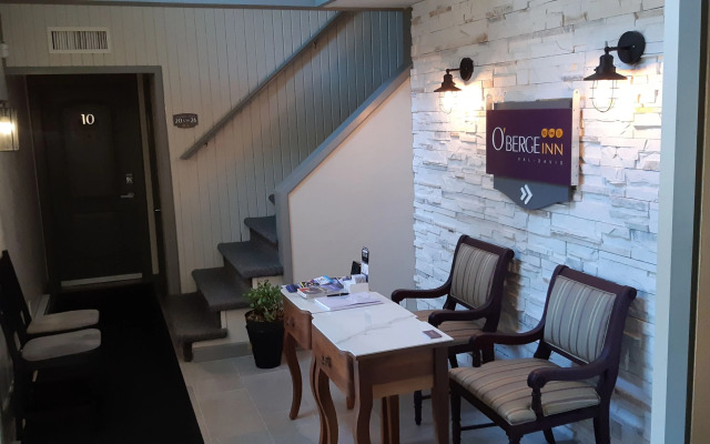 Oberge Inn  Riverside guest room in Val-David village with free parking