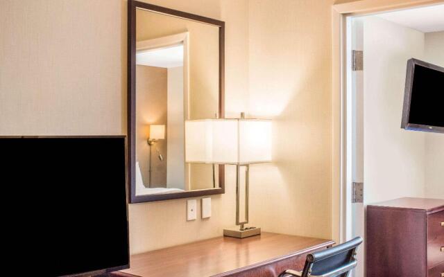 Econo Lodge & Suites