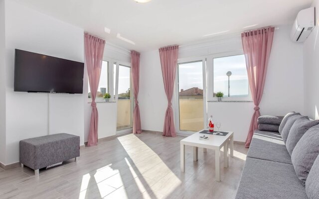 Peaceful Villa in Dramalj with Hot Tub