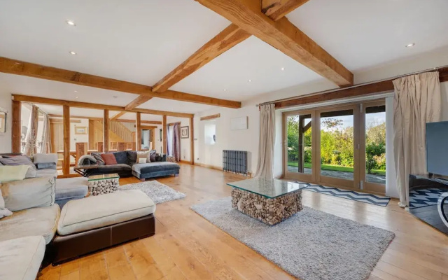 5-bed Retreat, Sleeps 12 in Harrogate With Hot Tub