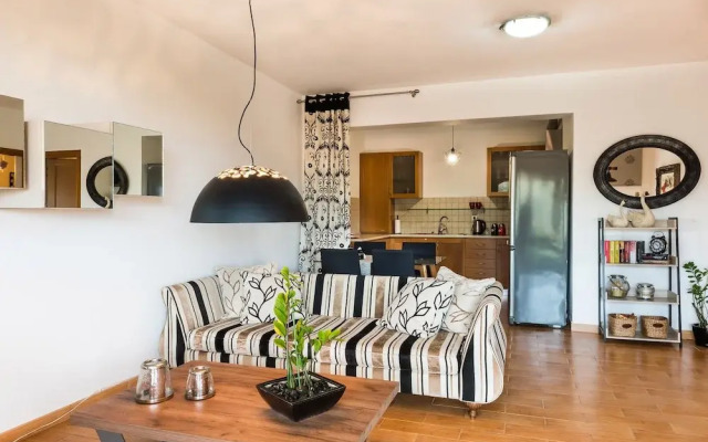 Dream Lux Flat with Great Outdoor Pool & Parking