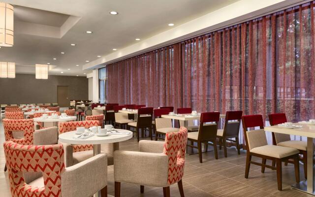 DoubleTree by Hilton Toronto Airport West