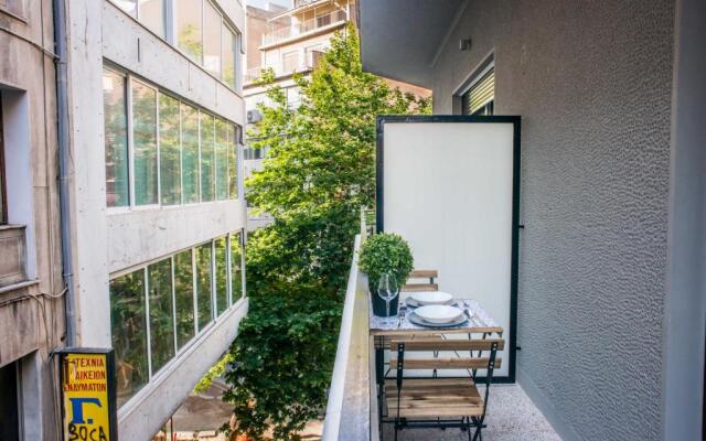 A25 Pristine & Sunny flat with balcony at downtown Athens