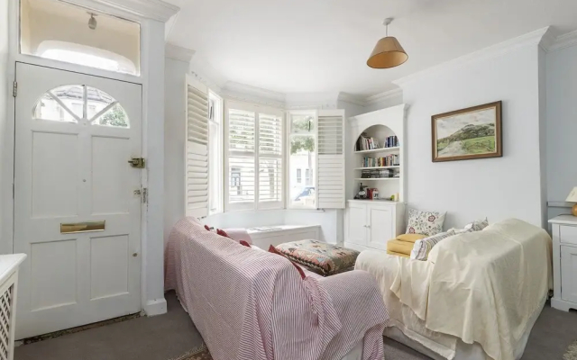 JOIVY Charming 3 bed house with a rooftop terrace