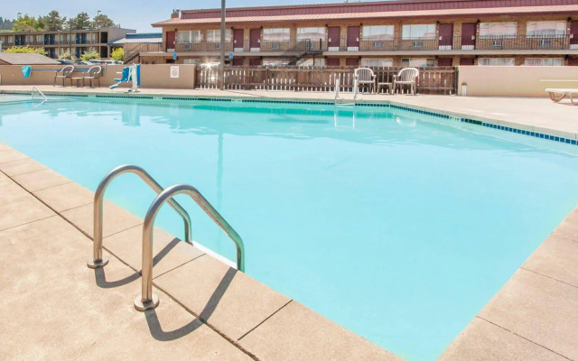 Rodeway Inn Portland Airport Hotel