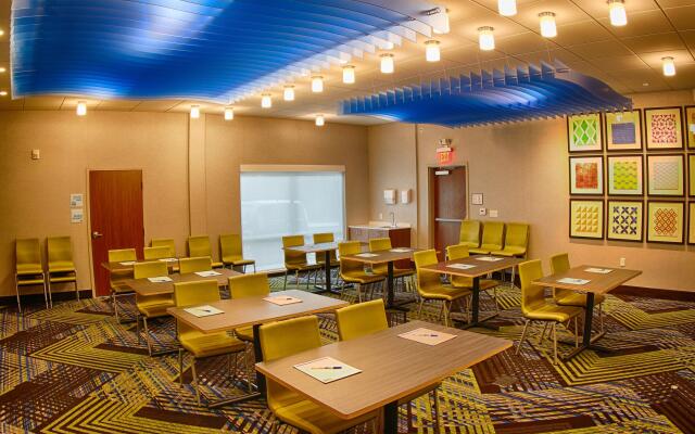 Holiday Inn Express & Suites Detroit Northwest - Livonia, an IHG Hotel