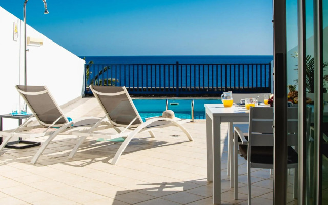 FRONTLINE VILLA 25, well-designed with a heated pool