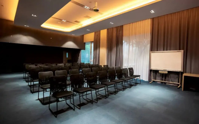Elegance Hotel
