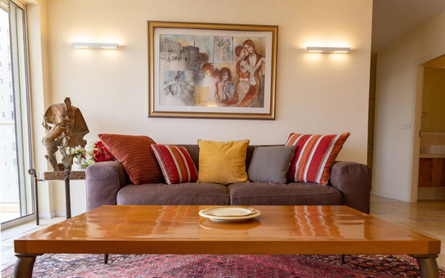 Modern & Stylish 3BR Apt With Balcony