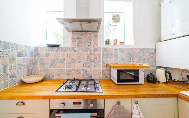 Bright Modern Oldfield Apartment