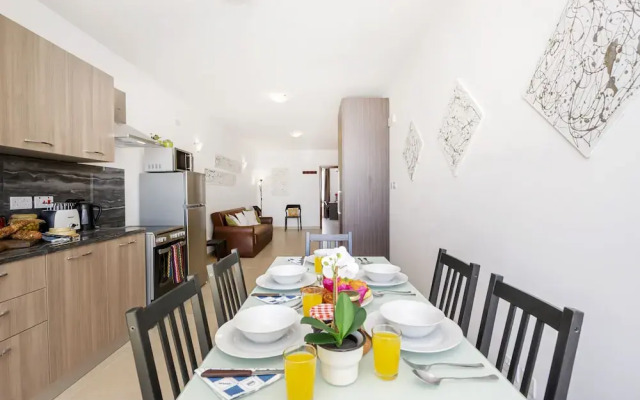 Summer Breeze Superior Apartment with Terrace by Getaways Malta