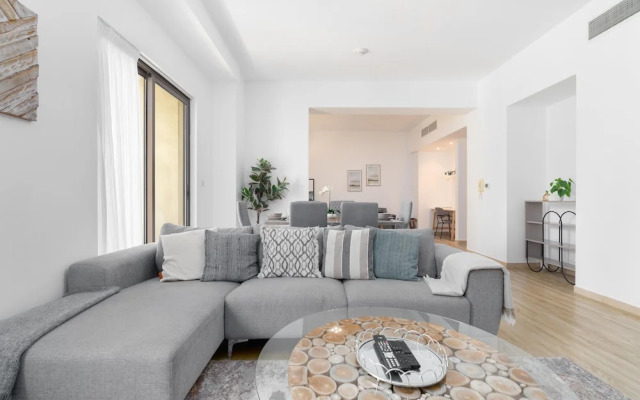 Whitesage - Magnificent Waterfront Apt, Steps From the Beach