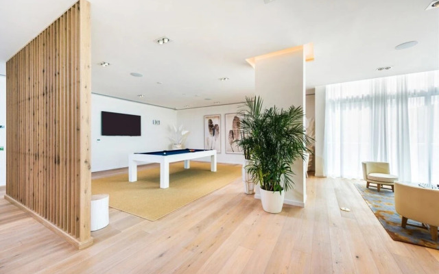 Top Fort Lauderdale Condo 7th Floor - Private and Sanitized, Hotel Amenities, Free Parking for Stays Over 27 Days, 400 ft From the Beach. Hosted by Super Host!
