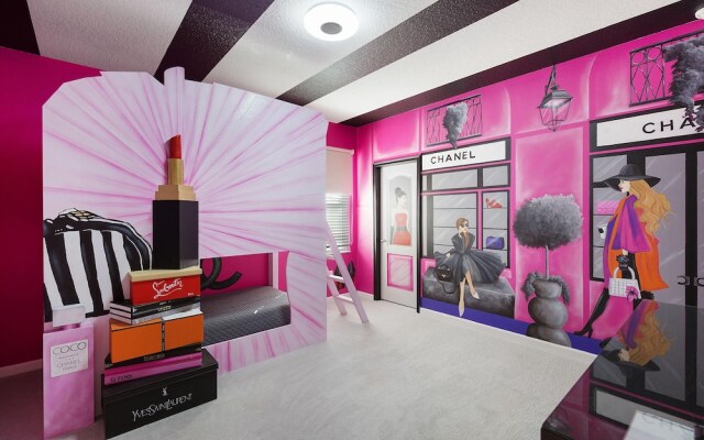 St010v: 10 Bed, Spiderman, Fashionista