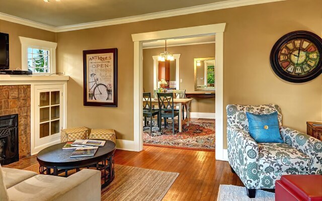 Phinneywood Bungalow - Two Bedroom Home with Fireplace