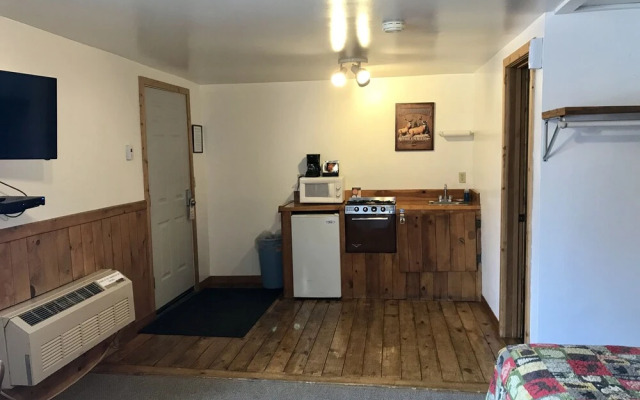 Tenderfoot Cabins & Motel