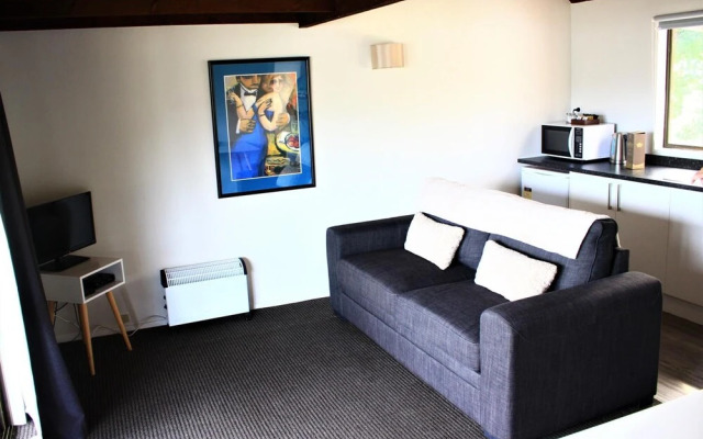 Duvauchelle Seaside Motel