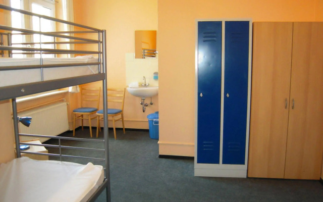 HappyGoLucky Hotel & Hostel