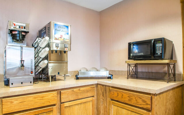 Econo Lodge I-44 - Exit 80