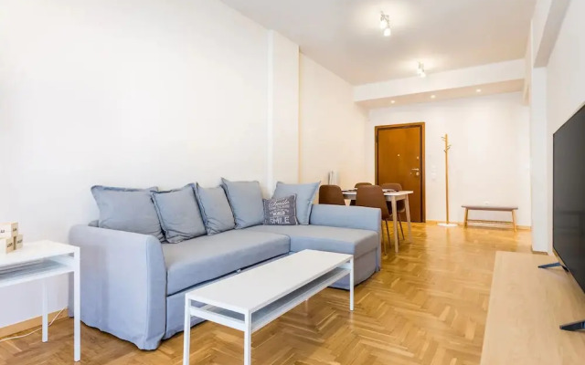 2 bedroom apartment near the Metro